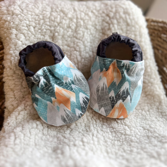Baby Moccs, Colorado Mountains, Baby Booties, Crib Shoes, Soft Sole Shoes, Barefoot Shoes, Baby Shoes, Moccasins, Trendy Baby, Baby Gift