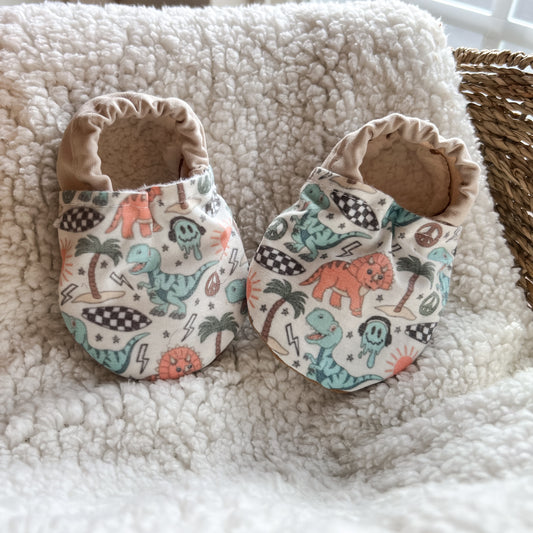 Skater Dino Baby Moccs, Baby Booties, Crib Shoes, Soft Sole Shoes, Barefoot Shoes, Baby Shoes, Moccasins, Trendy Baby, Baby Gift