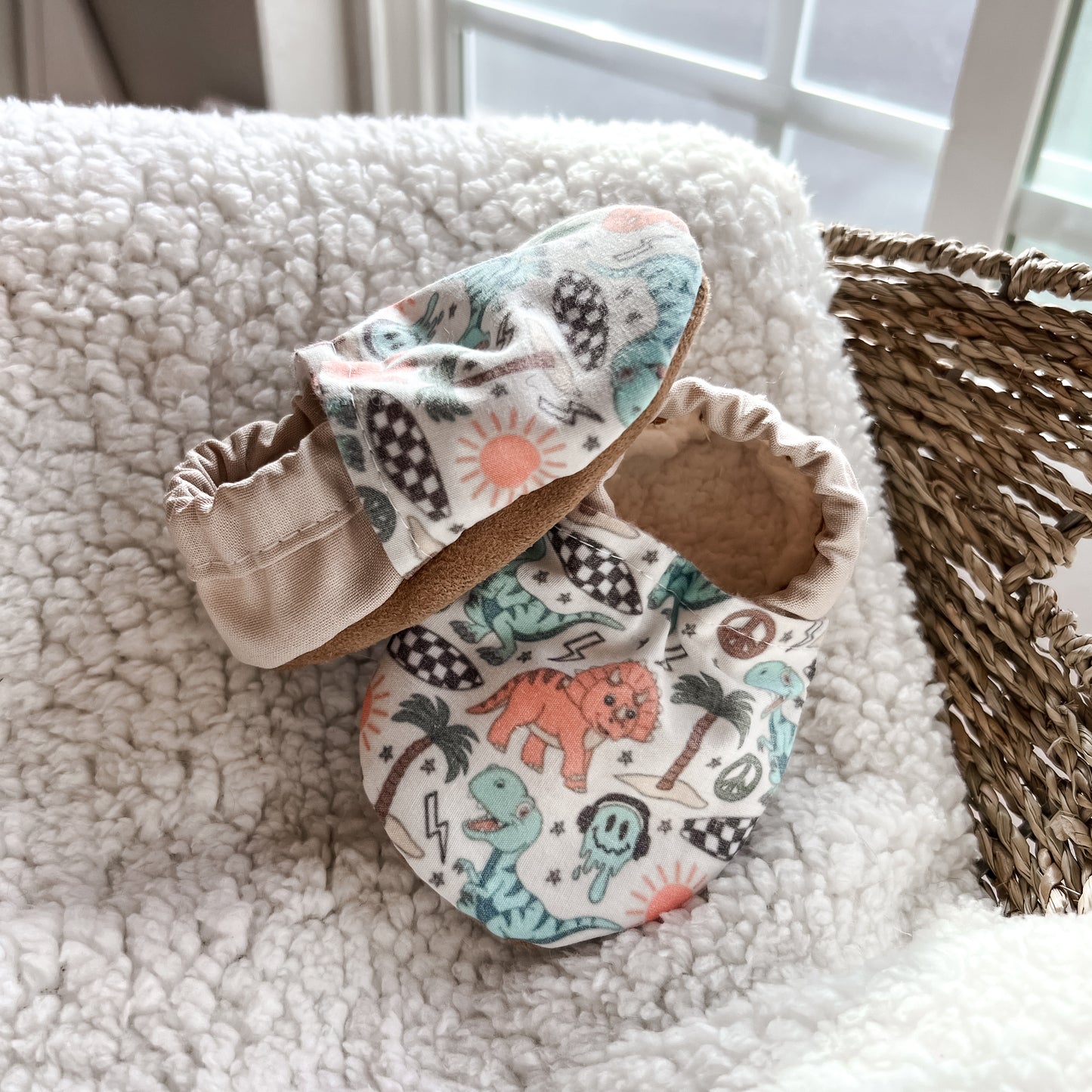 Skater Dino Baby Moccs, Baby Booties, Crib Shoes, Soft Sole Shoes, Barefoot Shoes, Baby Shoes, Moccasins, Trendy Baby, Baby Gift