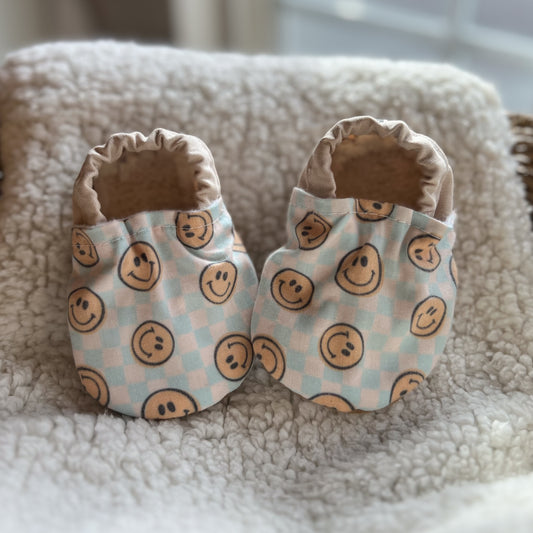 Blue Checker Smiley Face Baby Moccs, Baby Booties, Crib Shoes, Soft Sole Shoes, Barefoot Shoes, Baby Shoes, Moccasins, Trendy Baby, Baby Gift