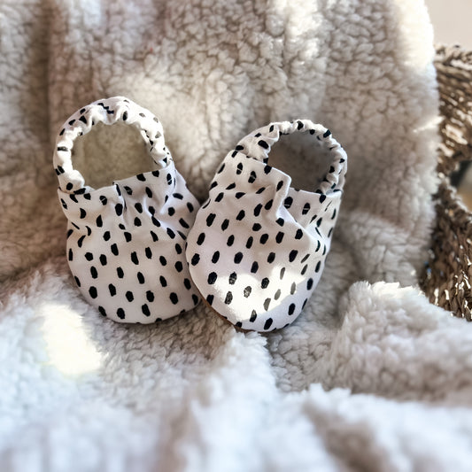 Baby Moccs, Black and White Dot, Baby Booties, Crib Shoes, Soft Sole Shoes, Barefoot Shoes, Baby Shoes, Moccasins, Trendy Baby, Baby Gift