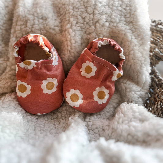 Baby Moccs, Peach Daisy, Baby Booties, Crib Shoes, Soft Sole Shoes, Barefoot Shoes, Baby Shoes, Moccasins, Trendy Baby, Baby Gift