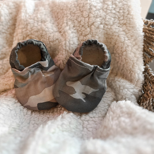 Baby Moccs, Green Camo, Baby Booties, Crib Shoes, Soft Sole Shoes, Barefoot Shoes, Baby Shoes, Moccasins, Trendy Baby, Baby Gift