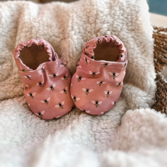 Baby Moccs, Pink Bees Baby, Baby Booties, Crib Shoes, Soft Sole Shoes, Barefoot Shoes, Baby Shoes, Moccasins, Trendy Baby, Baby Gift