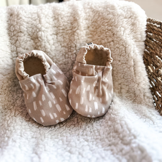 Baby Moccs, Beige Brush, Baby Booties, Crib Shoes, Soft Sole Shoes, Barefoot Shoes, Baby Shoes, Moccasins, Trendy Baby, Baby Gift